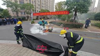 ¿Cómo se combate un incendio de vehículos eléctricos de alta intensidad?