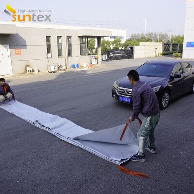 Gray Color 550℃/1000℃ Thermal Resistance Fire Blanket with Oxygen Deprivation for EV Car Fire Safety